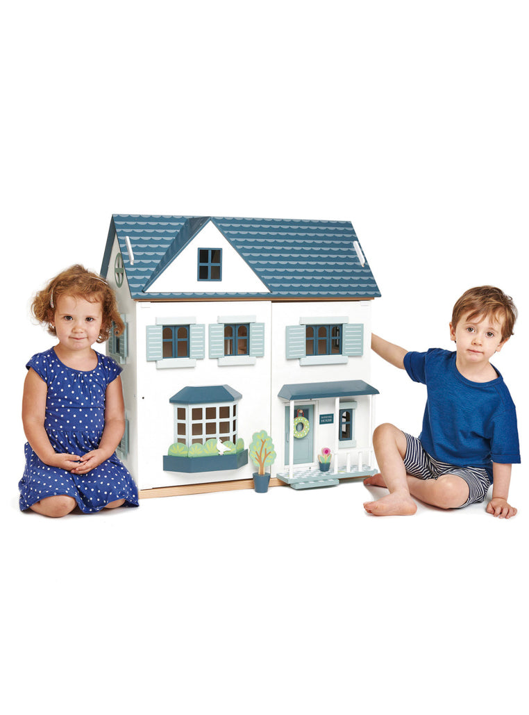 Dovetail Doll House Childrens Wooden Toy Set - Lifestyle Image 2