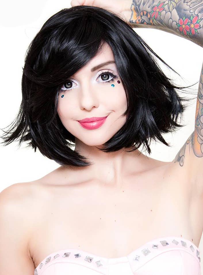 Women's High Resistant Deluxe Short 12" Black Bob Fashion Wig Alternative Image 2