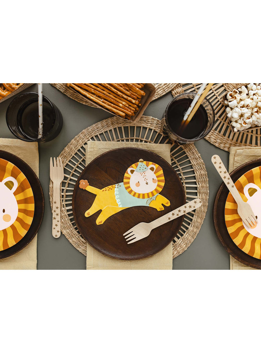 Circus Party 20 Pack Leo The Lion Shaped Napkins — Lifestyle Image 1