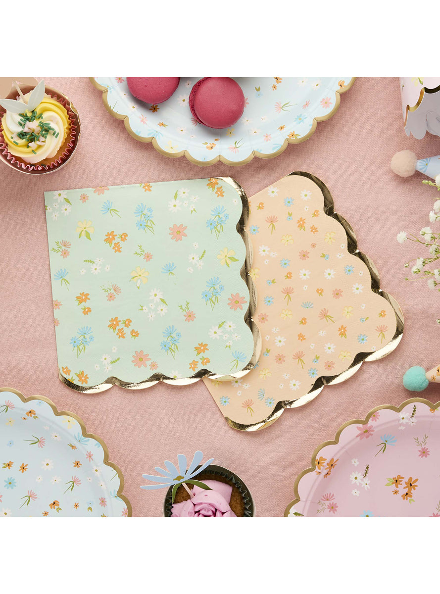 Ditsy Floral 16 Pack Scalloped Lunch Napkins - Lifestyle Image
