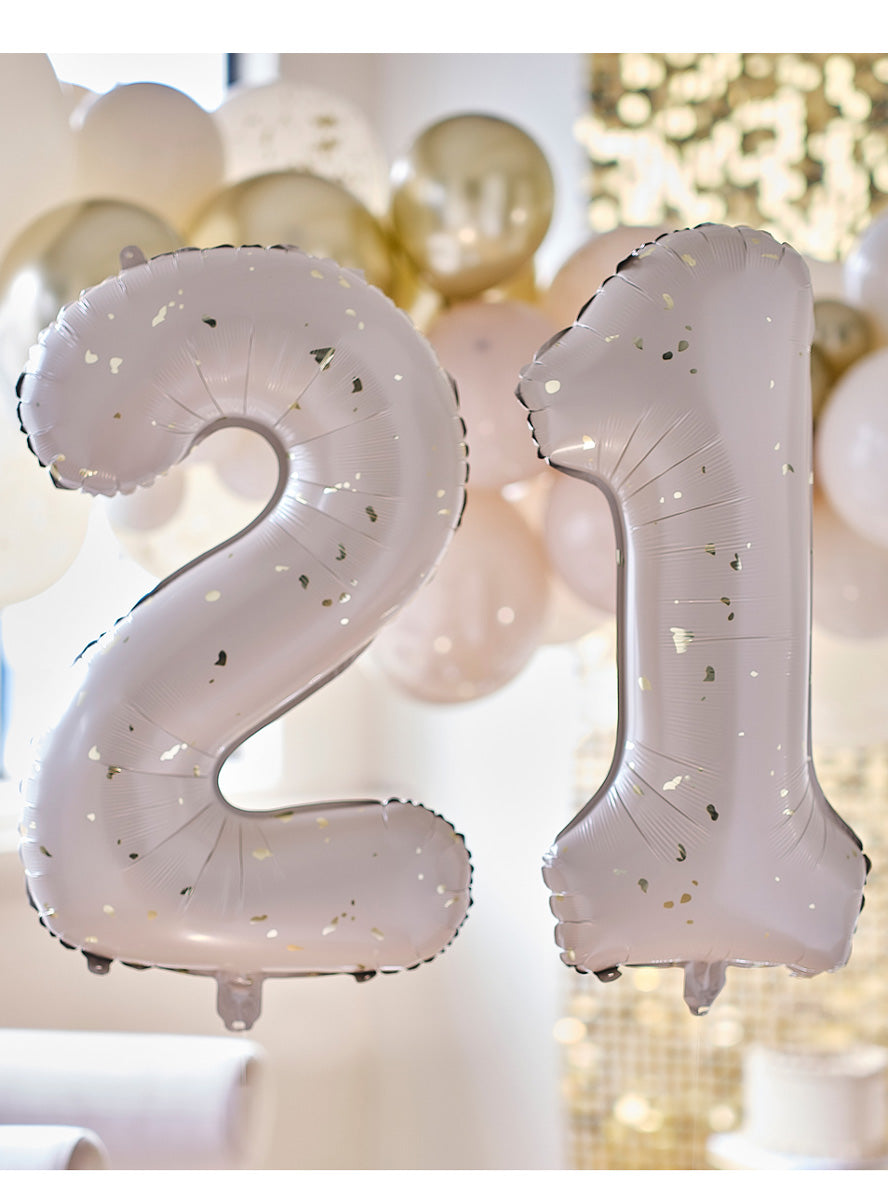 Gold Party 21st Birthday 66cm Balloon Kit – Lifestyle Image
