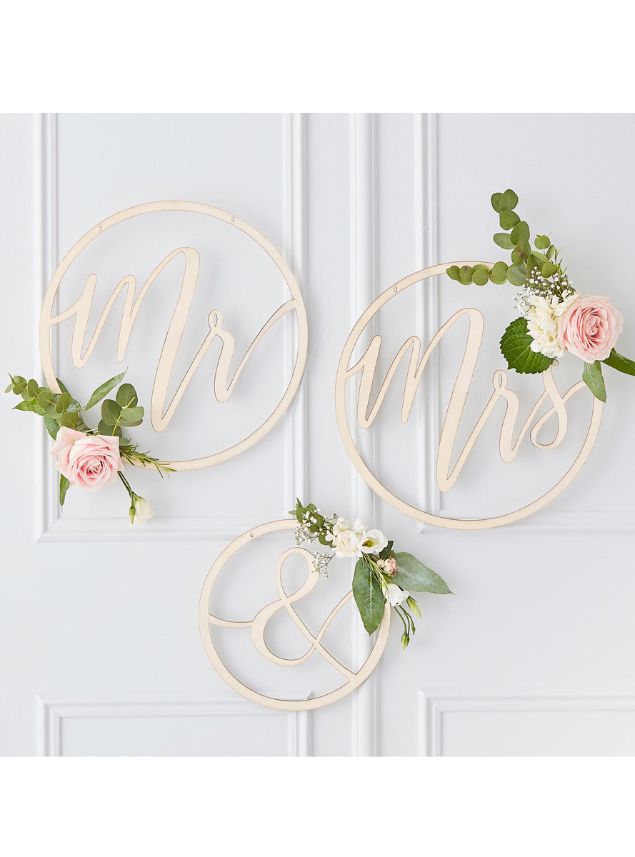 Gold Wedding Mr and Mrs Wooden Hoop Backdrops – Lifestyle Image